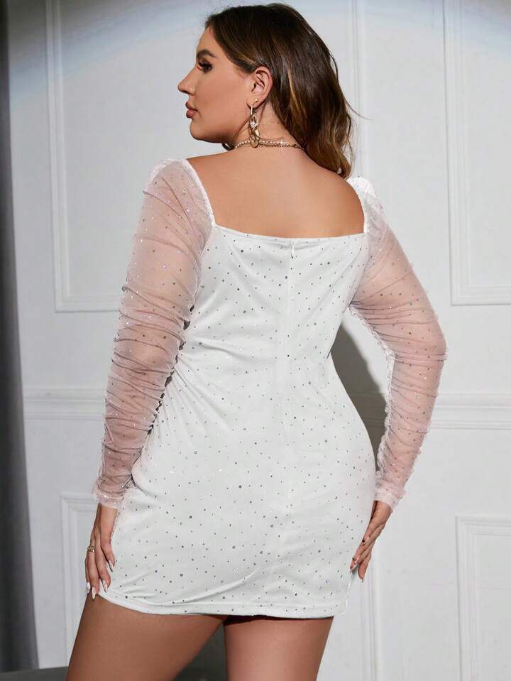 Vestido Plus Size Curto Tubinho Brilhoso Manga de Tule Demi